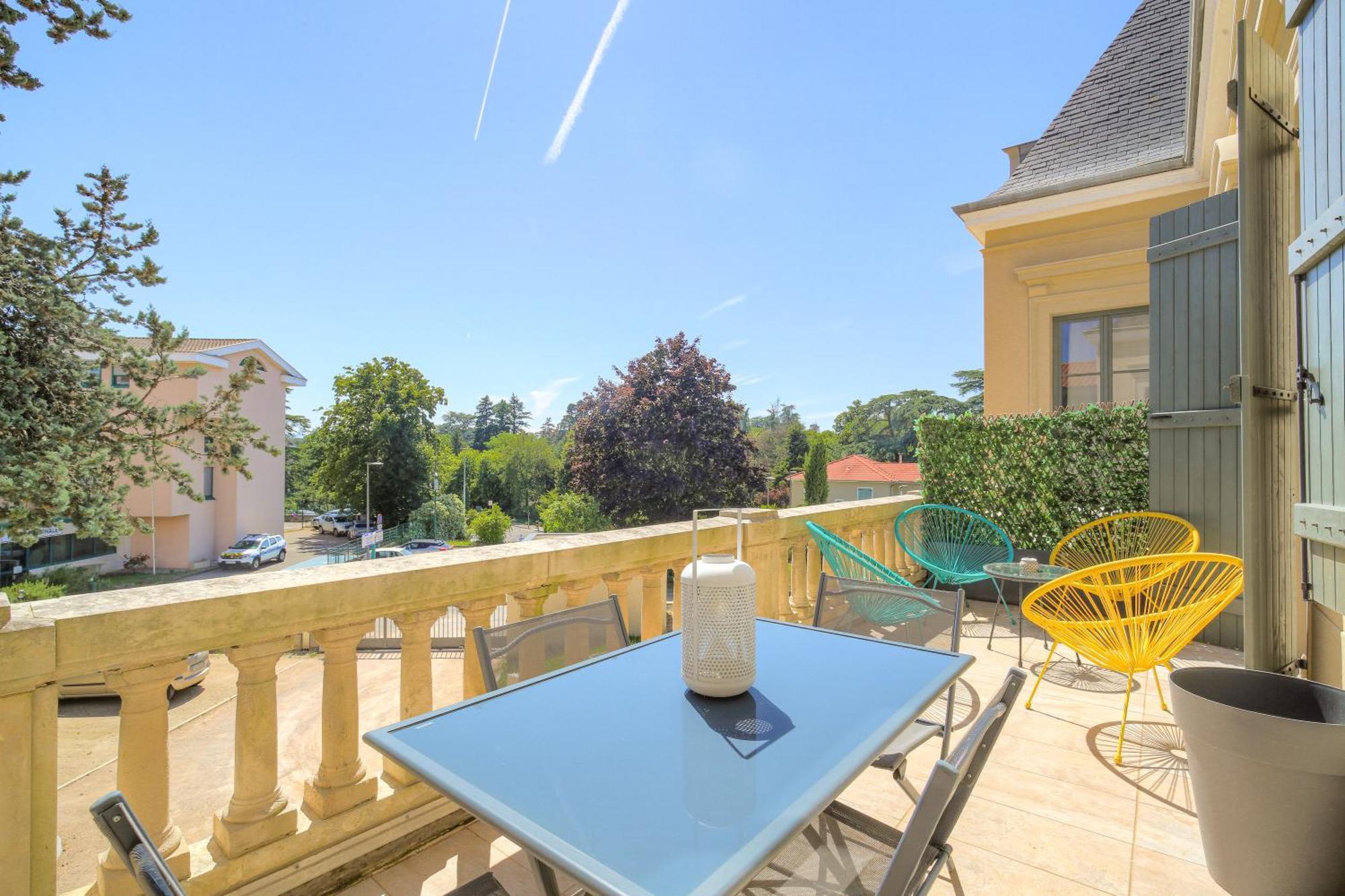 Chateau Ecully - Appartement 2 Chambres - Terrasse & Parking 外观 照片