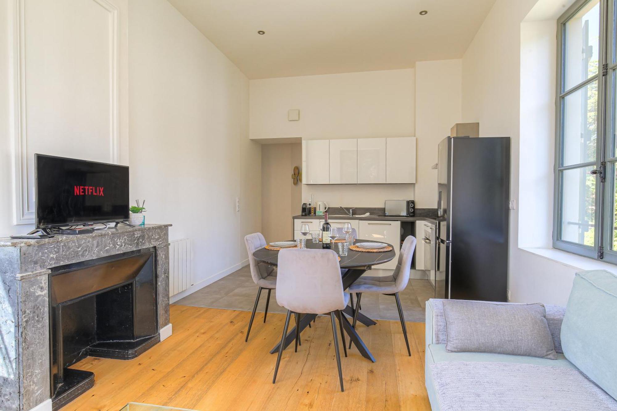 Chateau Ecully - Appartement 2 Chambres - Terrasse & Parking 外观 照片